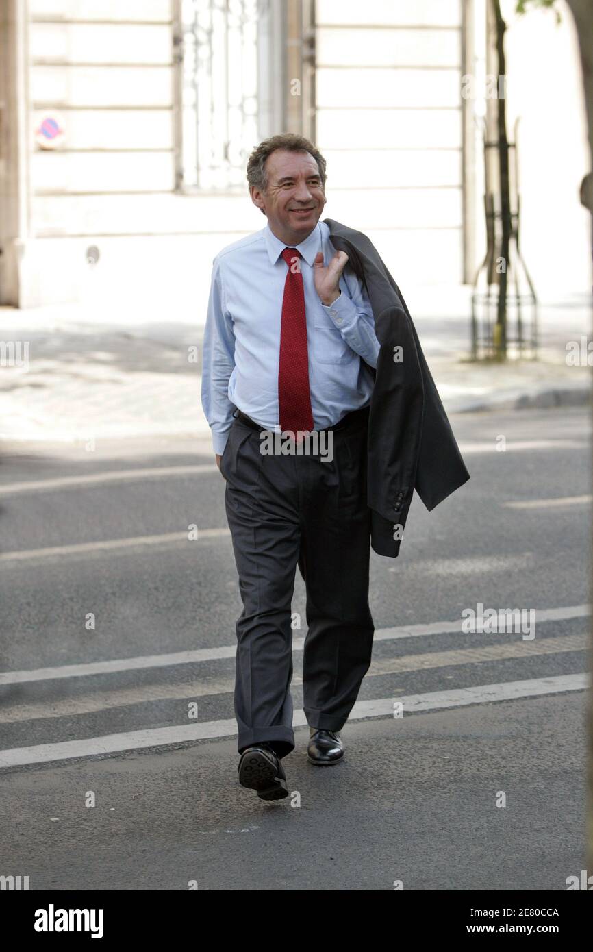 Il leader dell'UDF Francois Bayrou, giunto al terzo posto nel 22 aprile il primo turno di multi-candidato con il 18.57% dei voti, lascia la sua sede a Parigi, in Francia, il 27 aprile 2007. Foto di Corentin Fohlen/ABACAPRESS.COM Foto Stock