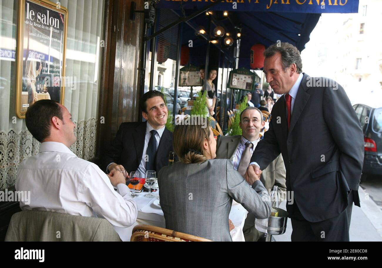 Il leader dell'UDF Francois Bayrou, giunto al terzo posto nel 22 aprile il primo turno di multi-candidato con il 18.57% dei voti, lascia la sua sede a Parigi, in Francia, il 27 aprile 2007. Foto di Corentin Fohlen/ABACAPRESS.COM Foto Stock
