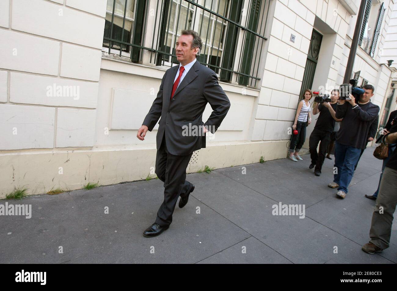 Il leader dell'UDF Francois Bayrou, giunto al terzo posto nel 22 aprile il primo turno di multi-candidato con il 18.57% dei voti, lascia la sua sede a Parigi, in Francia, il 27 aprile 2007. Foto di Corentin Fohlen/ABACAPRESS.COM Foto Stock