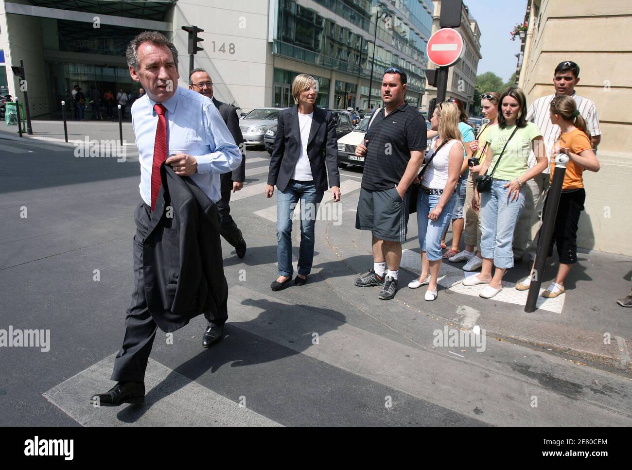 Il leader dell'UDF Francois Bayrou, giunto al terzo posto nel 22 aprile il primo turno di multi-candidato con il 18.57% dei voti, lascia la sua sede a Parigi, in Francia, il 27 aprile 2007. Foto di Corentin Fohlen/ABACAPRESS.COM Foto Stock