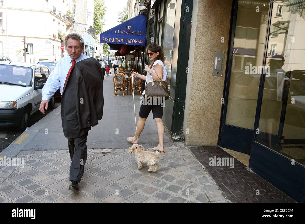 Il leader dell'UDF Francois Bayrou, giunto al terzo posto nel 22 aprile il primo turno di multi-candidato con il 18.57% dei voti, lascia la sua sede a Parigi, in Francia, il 27 aprile 2007. Foto di Corentin Fohlen/ABACAPRESS.COM Foto Stock
