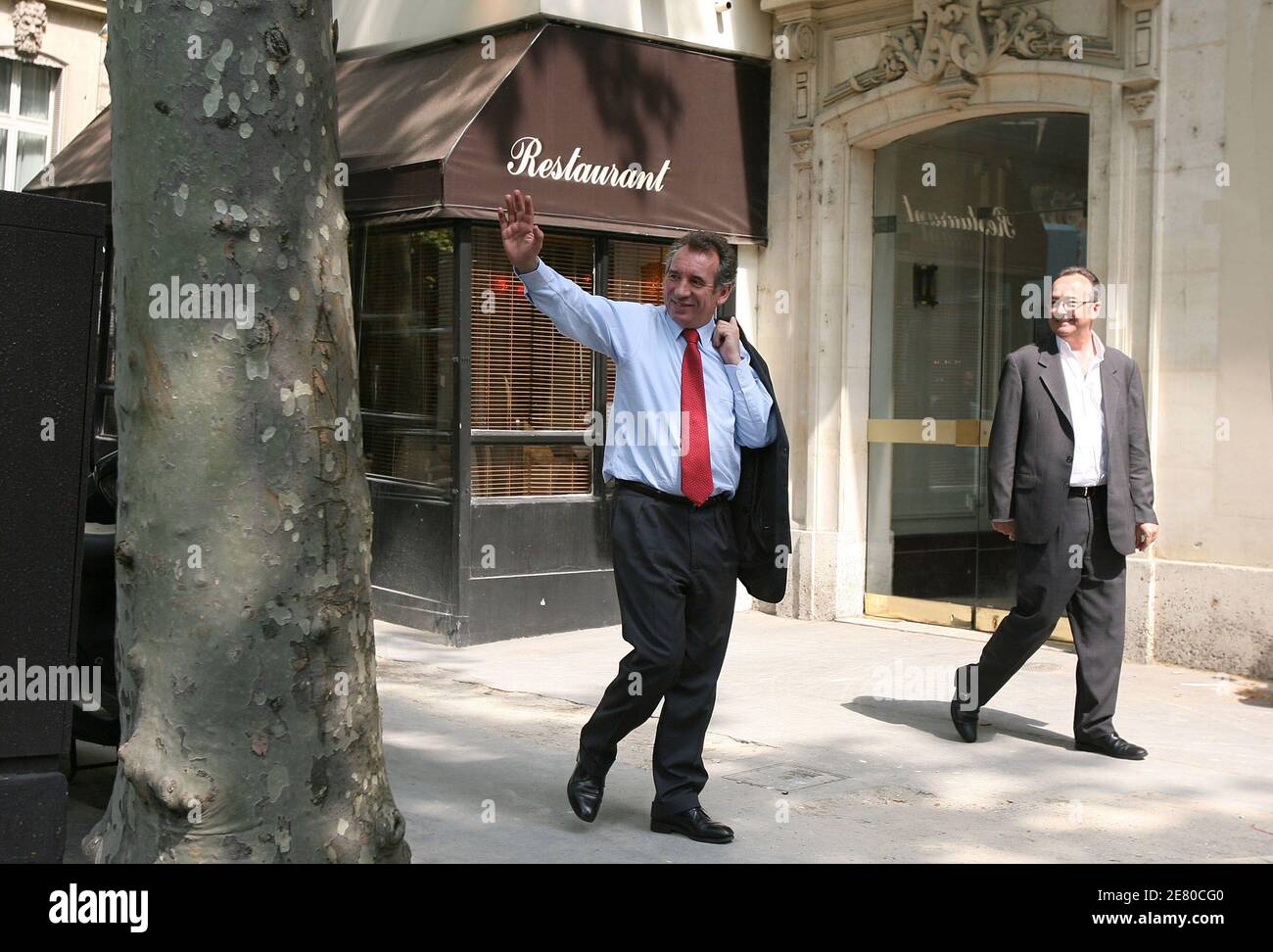 Il leader dell'UDF Francois Bayrou, giunto al terzo posto nel 22 aprile il primo turno di multi-candidato con il 18.57% dei voti, lascia la sua sede a Parigi, in Francia, il 27 aprile 2007. Foto di Corentin Fohlen/ABACAPRESS.COM Foto Stock