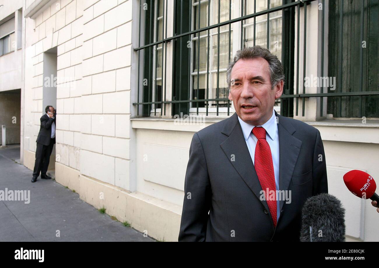 Il leader dell'UDF Francois Bayrou, giunto al terzo posto nel 22 aprile il primo turno di multi-candidato con il 18.57% dei voti, lascia la sua sede a Parigi, in Francia, il 27 aprile 2007. Foto di Corentin Fohlen/ABACAPRESS.COM Foto Stock