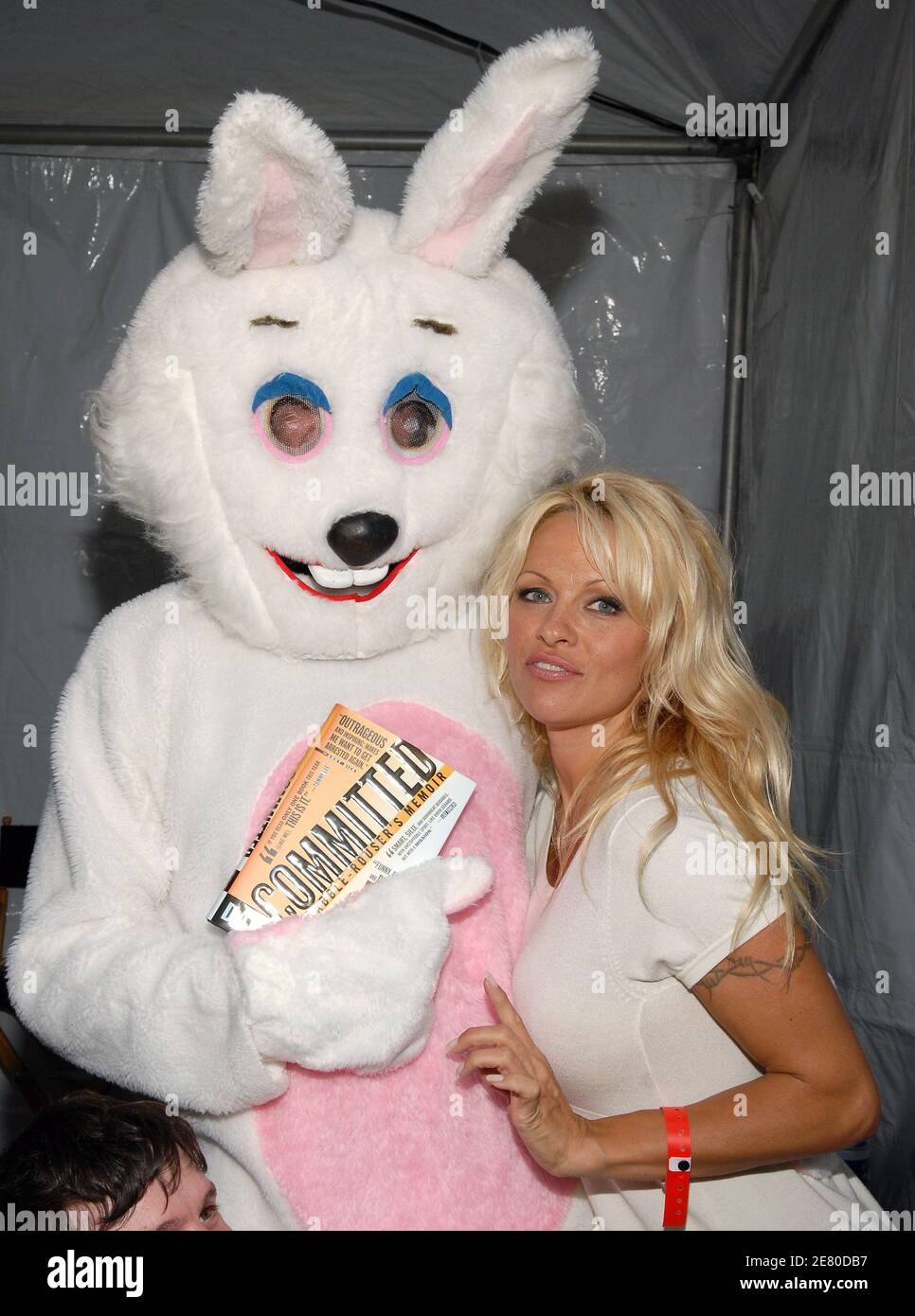 Pamela Anderson presenta il capo di PETA Dan Mathews ultimo libro 'commesso: Un rabble Rouser's Memoir' al Los Angeles Times Festival of Books in UCLA. Los Angeles, 28 aprile 2007. Foto di Lionel Hahn/ABACAPRESS.COM Foto Stock