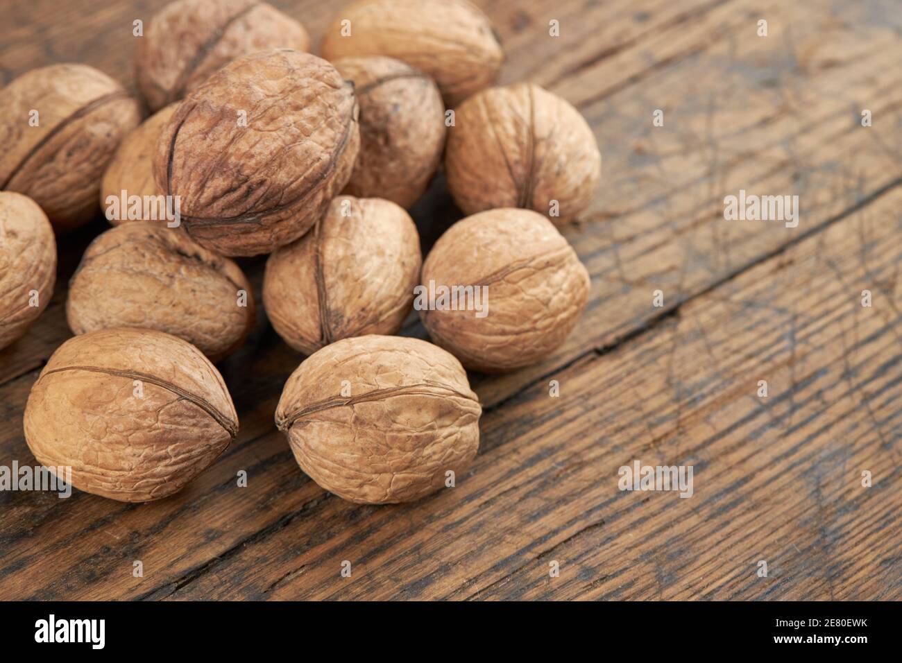 gruppo di noci grezze fresche ob grunge sfondo legno. vista frontale Foto Stock