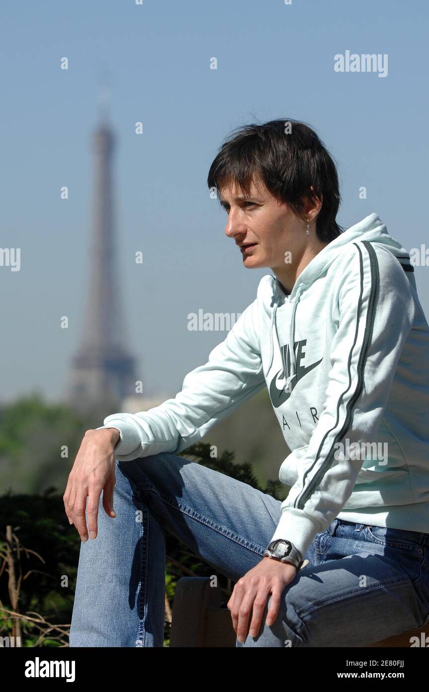 L'atleta francese Christelle Daunay si pone al giardino Les Tuileries di Parigi, in Francia, il 2 maggio 2007. Foto di Stephane Kempinaire/Cameleon/ABACAPRESS.COM Foto Stock