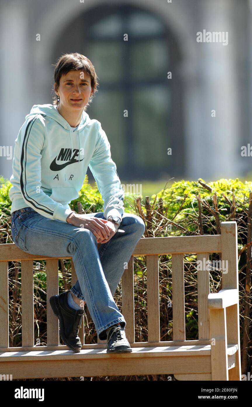 L'atleta francese Christelle Daunay si pone al giardino Les Tuileries di Parigi, in Francia, il 2 maggio 2007. Foto di Stephane Kempinaire/Cameleon/ABACAPRESS.COM Foto Stock