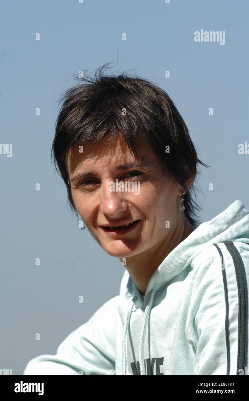 L'atleta francese Christelle Daunay si pone al giardino Les Tuileries di Parigi, in Francia, il 2 maggio 2007. Foto di Stephane Kempinaire/Cameleon/ABACAPRESS.COM Foto Stock