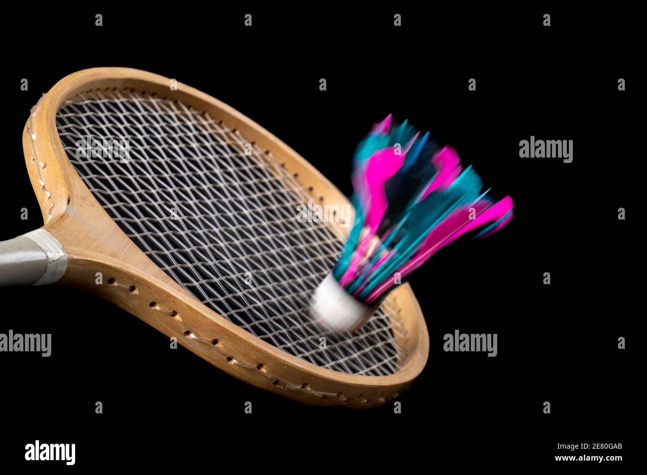 Racchetta in legno di badminton e shuttleock con piume. Accessori per giochi  in una sala sportiva. Sfondo scuro Foto stock - Alamy