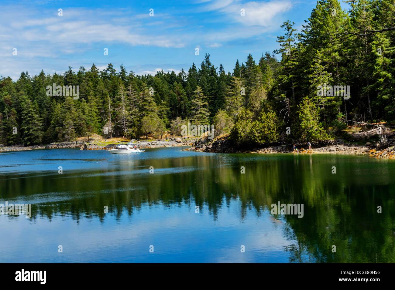 Le acque del lago Still di Smuggler's Cove, Sunshine Coast, BC, Canada. Smugglers Cove si trova sulla costa soleggiata di BC, Canada. Incendi forestali hanno distrutto p Foto Stock