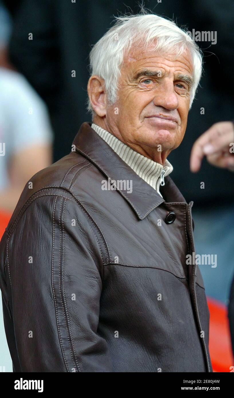 L'attore francese Jean-Paul Belmondo partecipa alla prima partita di calcio francese Paris Saint-Germain vs Olympique de Lyon allo stadio Parc des Princes di Parigi, Francia, il 6 maggio 2007. La partita si è conclusa con un sorteggio di 1-1. Foto di Gouhier-Taamallah/Cameleon/ABACAPRESS.COM Foto Stock