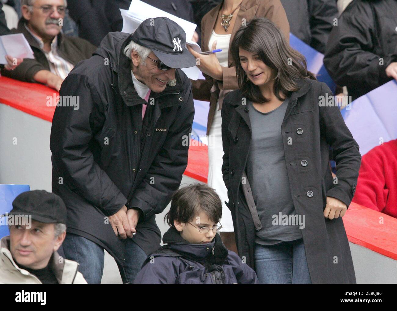 L'attore francese Gerard Darmon ed Estelle Denis partecipano al Campionato Francese , PSG vs Olympic Lyonnais allo stadio Parc des Princes di Parigi, Francia, il 5 maggio 2007. Il gioco si è concluso in un pareggio 1-1. Foto di Gouhier-Taamallah/Cameleon/ABACAPRESS.COM Foto Stock