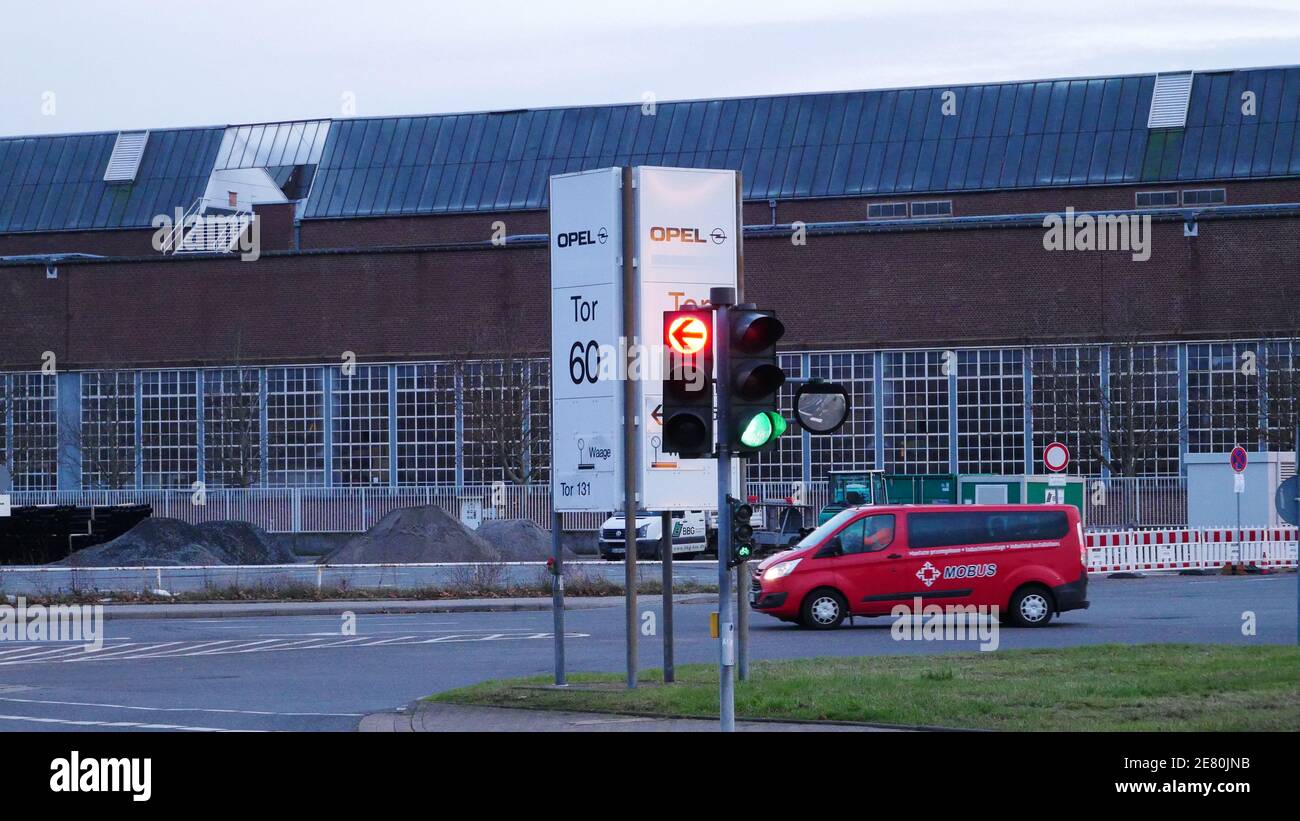 Traversata con semafori, auto e officina in un cantiere industriale per auto Foto Stock