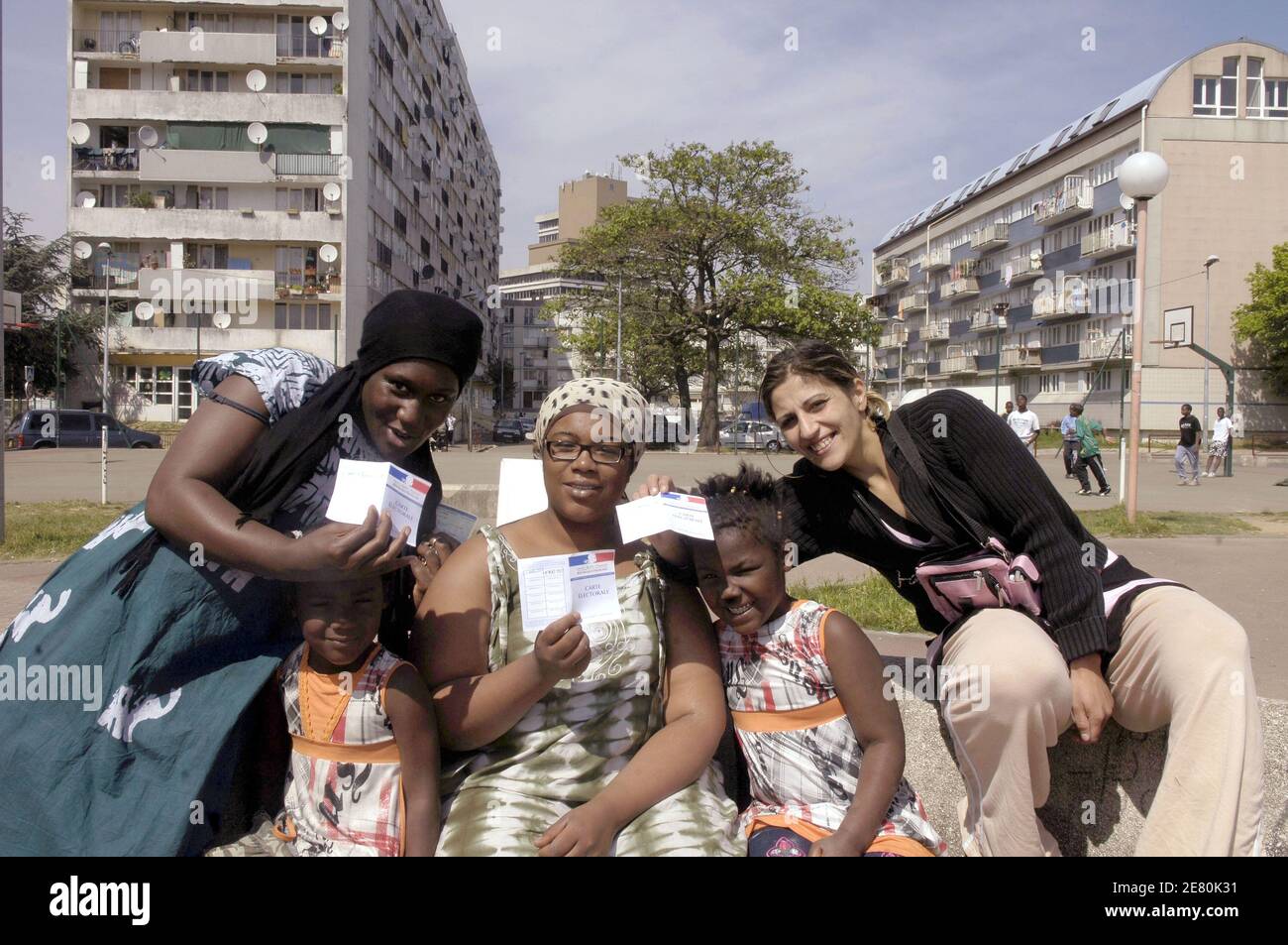 ASSA, Gladys e Nathalie mostrano le loro schede di voto mentre hanno appena fatto i loro voti nel secondo turno di voto delle elezioni presidenziali in un seggio a Montfermeil, vicino a Parigi, Francia, il 6 maggio 2007. La campagna presidenziale francese si è focalizzata sulla disoccupazione e sulla deludente crescita economica solo due anni dopo lo scoppio delle rivolte nelle abitazioni private che circondano la capitale francese. Foto di Jules Motte/ABACAPRESS.COM Foto Stock