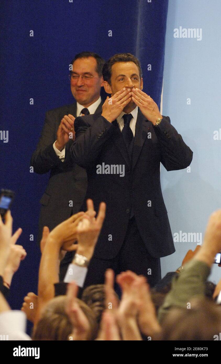Nicolas Sarkozy, neoeletto presidente francese, si rivolge ai suoi sostenitori alla Salle Gaveau di Parigi, il 6 maggio 2007. Domenica gli elettori francesi hanno eletto Nicolas Sarkozy, orientato alle riforme, come nuovo presidente, dandogli un comodo margine di vittoria, i risultati ufficiali preliminari e le proiezioni di quattro agenzie elettorali hanno dimostrato. Con più della metà del voto contato, Sarkozy stava segnando poco più di 53 per cento a poco più di 46 per cento per il socialista Segolene Royal. Le agenzie di polling hanno anche avuto il conservatore Sarkozy vincere il 53 per cento del voto rispetto a 47 per Royal in mezzo a massiccia affluenza o Foto Stock