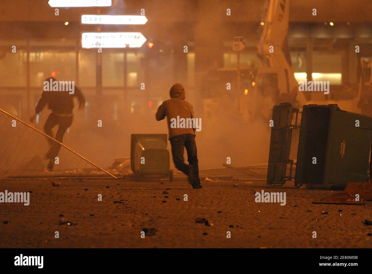 Circa mille manifestanti e forze di polizia si scontrano nella notte delle elezioni, Place de la Bastille, a Parigi, Francia, 6 maggio 2007. Domenica gli elettori francesi hanno eletto Nicolas Sarkozy, orientato alle riforme, come nuovo presidente, dandogli un comodo margine di vittoria, i risultati ufficiali preliminari e le proiezioni di quattro agenzie elettorali hanno dimostrato. Con più della metà del voto contato, Sarkozy stava segnando poco più di 53 per cento a poco più di 46 per cento per il socialista Segolene Royal. Le agenzie di polling hanno anche avuto il conservatore Sarkozy vincere il 53 per cento del voto rispetto al 47 per Royal tra massiccia t Foto Stock