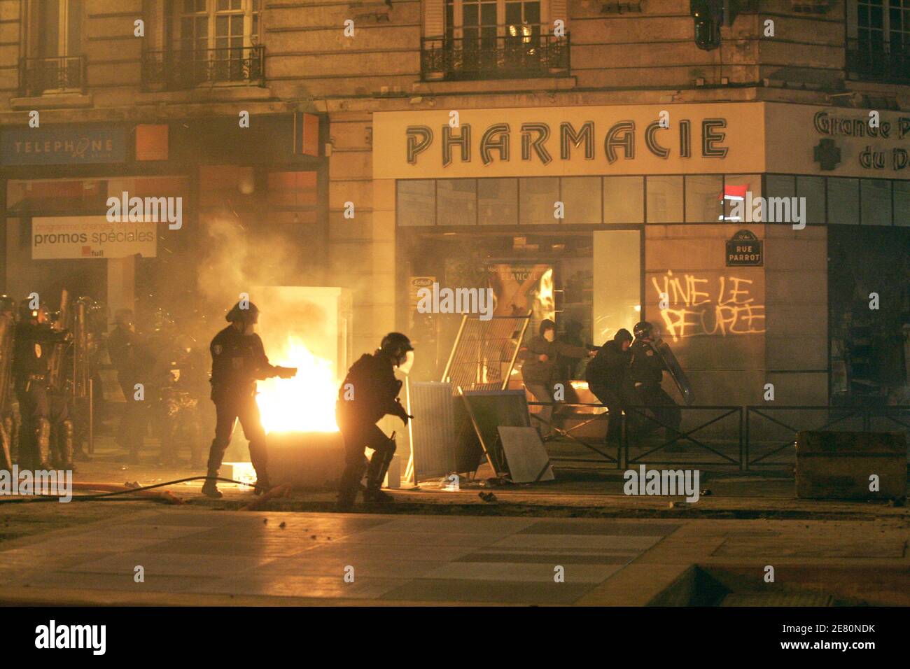 Circa mille manifestanti e forze di polizia si scontrano nella notte delle elezioni, Place de la Bastille, a Parigi, Francia, 6 maggio 2007. Domenica gli elettori francesi hanno eletto Nicolas Sarkozy, orientato alle riforme, come nuovo presidente, dandogli un comodo margine di vittoria, i risultati ufficiali preliminari e le proiezioni di quattro agenzie elettorali hanno dimostrato. Con più della metà del voto contato, Sarkozy stava segnando poco più di 53 per cento a poco più di 46 per cento per il socialista Segolene Royal. Le agenzie di polling hanno anche avuto il conservatore Sarkozy vincere il 53 per cento del voto rispetto al 47 per Royal tra massiccia t Foto Stock