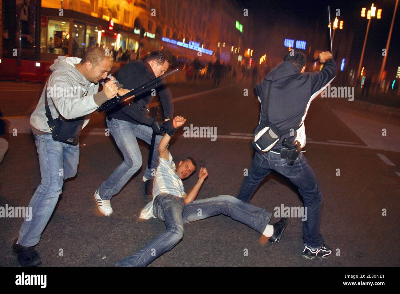 Circa mille manifestanti di partito e forze di polizia di estrema sinistra si scontrano nella notte delle elezioni, Place du Vieux Port, a Marsiglia, Francia meridionale, il 6 maggio 2007. Domenica gli elettori francesi hanno eletto Nicolas Sarkozy, orientato alle riforme, come nuovo presidente, dandogli un comodo margine di vittoria, i risultati ufficiali preliminari e le proiezioni di quattro agenzie elettorali hanno dimostrato. Con più della metà del voto contato, Sarkozy stava segnando poco più di 53 per cento a poco più di 46 per cento per il socialista Segolene Royal. Le agenzie di voto hanno anche avuto il conservatore Sarkozy vincere il 53 per cento del voto rispetto Foto Stock