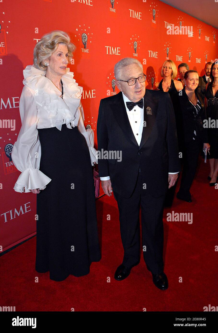 Henry Kissinger e sua moglie Nancy arrivano per il gala del 100 al Jazz al Lincoln Center di New York City, NY USA, l'8 maggio 2007, per celebrare la lista della rivista delle 100 persone più influenti del mondo. Foto di Olivier Douliery/ABACAPRESS.COM Foto Stock