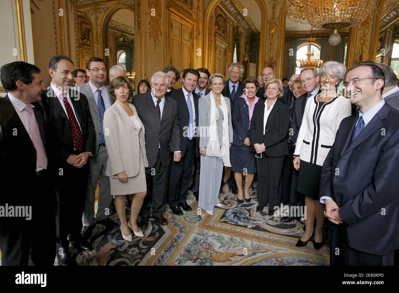 Philippe Bas, Jean-Francois Cope, Jean-Francois Lamour, Catherine colonna, Pascal Clement, Christian Estrosi, Michele Alliot-Marie, Dominique de Villepin, Brigitte Girardin, Catherine Vautrin, Renaud Donnedieu de vabres, Christine Lagarde, Herve Mariton posa prima del pranzo tenuto dal presidente francese Jacques Chirac per tutti i membri del governo di Dominique de Villepin al palazzo Elysee a Parigi, Francia il 9 maggio 2007. Foto di Ludovic/pool/ABACAPRESS.COM Foto Stock