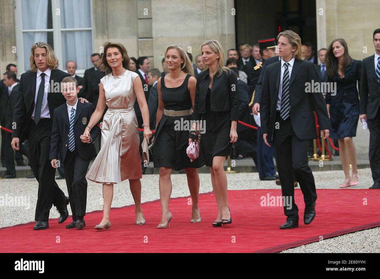 Cecilia Sarkozy lascia con i suoi figli e con quelli del marito la cerimonia di consegna del presidente eletto Nicolas Sarkozy, tenutasi al Palazzo Elysee di Parigi, Francia il 16 maggio 2007. Cecilia Sarkozy indossa abiti Prada e le sue figlie indossano abiti Miu Miu. Foto di Mehdi Taamallah/ABACAPRESS.COM Foto Stock