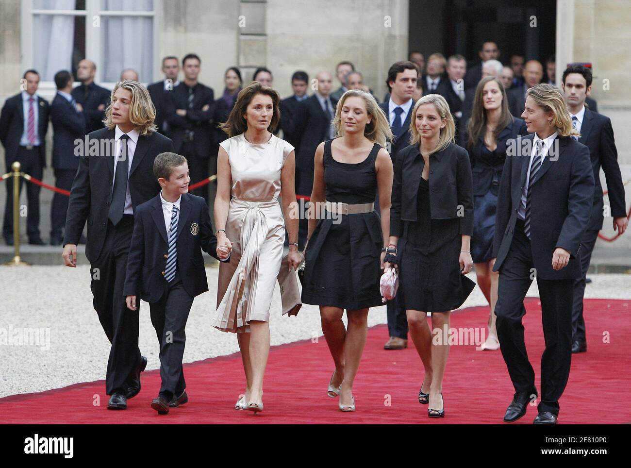 Cecilia Sarkozy arriva con i suoi figli e i suoi marito alla giurata in cerimonia per il presidente eletto Nicolas Sarkozy, tenutasi al Palazzo Elysee a Parigi, Francia il 16 maggio 2007. Cecilia Sarkozy indossa abiti Prada e le sue figlie indossano abiti Miu Miu. Foto di Bernard Bisson/ABACAPRESS.COM Foto Stock