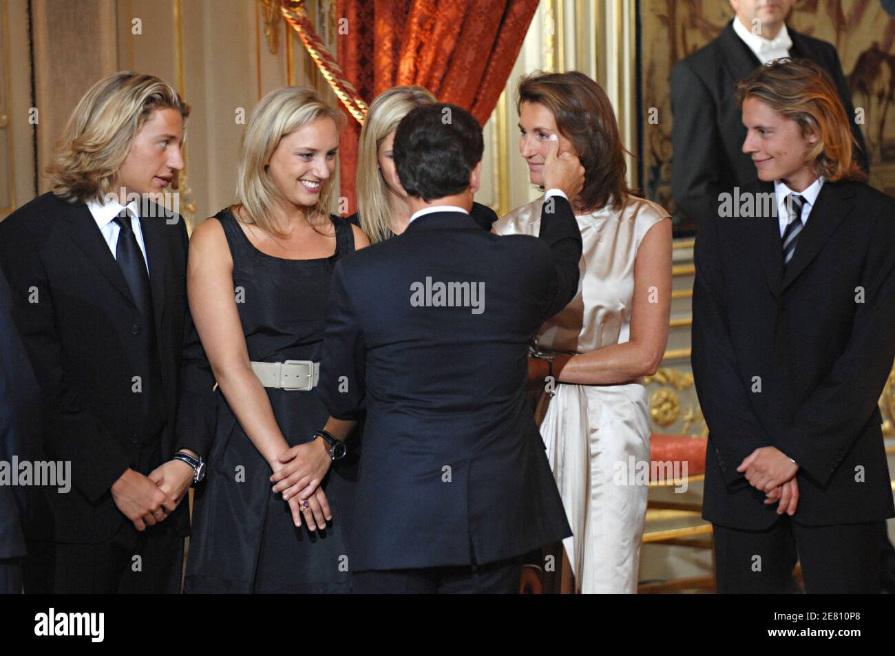 Cecilia Sarkozy è in piedi con i suoi figli Judith, Jeanne-Marie, con i suoi figli Pierre e Jean, mentre suo marito, il presidente eletto Nicolas Sarkozy, svolge il suo discorso di accettazione durante la cerimonia ufficiale di intronizzazione tenutasi al Palazzo Elysee a Parigi, in Francia, il 16 maggio 2007. Foto di Christophe Guibbaud/ABACAPRESS.COM Foto Stock