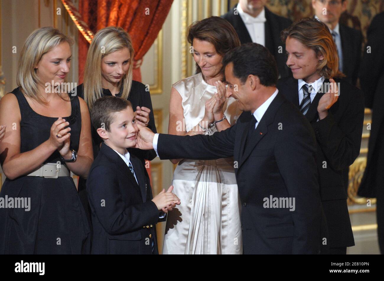 Cecilia Sarkozy è in piedi con i suoi figli Judith, Jeanne-Marie, Louis con il suo figlio Pierre, mentre suo marito, il presidente eletto Nicolas Sarkozy, svolge il suo discorso di accettazione durante la sua cerimonia ufficiale di intronizzazione tenutasi al Palazzo Elysee a Parigi, Francia il 16 maggio 2007. Foto di Christophe Guibbaud/ABACAPRESS.COM Foto Stock