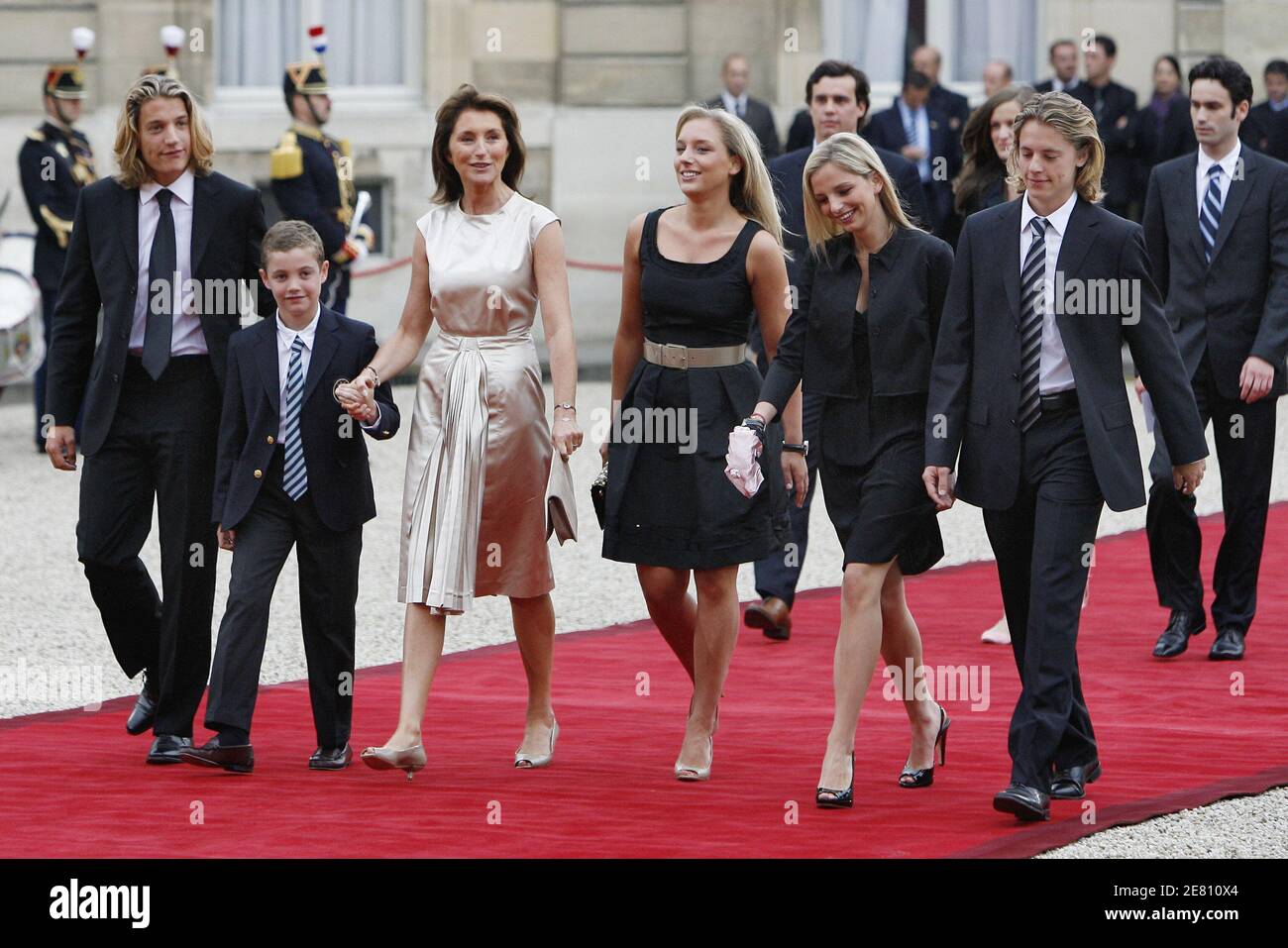 Cecilia Sarkozy arriva con i suoi figli e i suoi marito alla giurata in cerimonia per il presidente eletto Nicolas Sarkozy, tenutasi al Palazzo Elysee a Parigi, Francia il 16 maggio 2007. Cecilia Sarkozy indossa abiti Prada e le sue figlie indossano abiti Miu Miu. Foto di Bernard Bisson/ABACAPRESS.COM Foto Stock