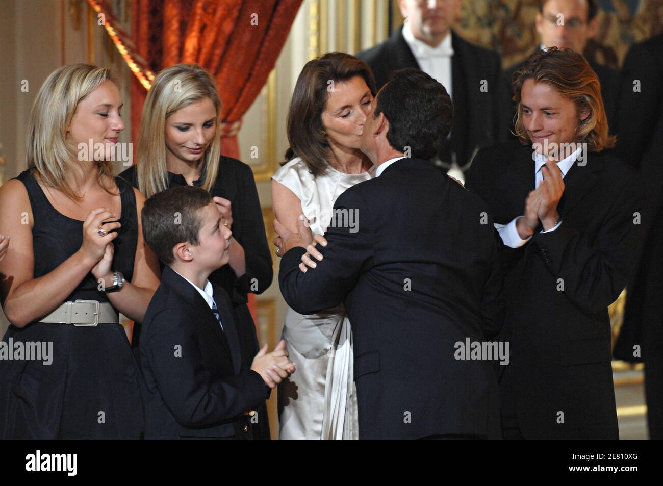 Cecilia Sarkozy è in piedi con i suoi figli Judith, Jeanne-Marie e Louis, e il suo figlio Pierre, mentre suo marito, il presidente eletto Nicolas Sarkozy, svolge il suo discorso di accettazione durante la sua cerimonia ufficiale di intronizzazione tenutasi al Palazzo Elysee a Parigi, in Francia, il 16 maggio 2007. Foto di Christophe Guibbaud/ABACAPRESS.COM Foto Stock