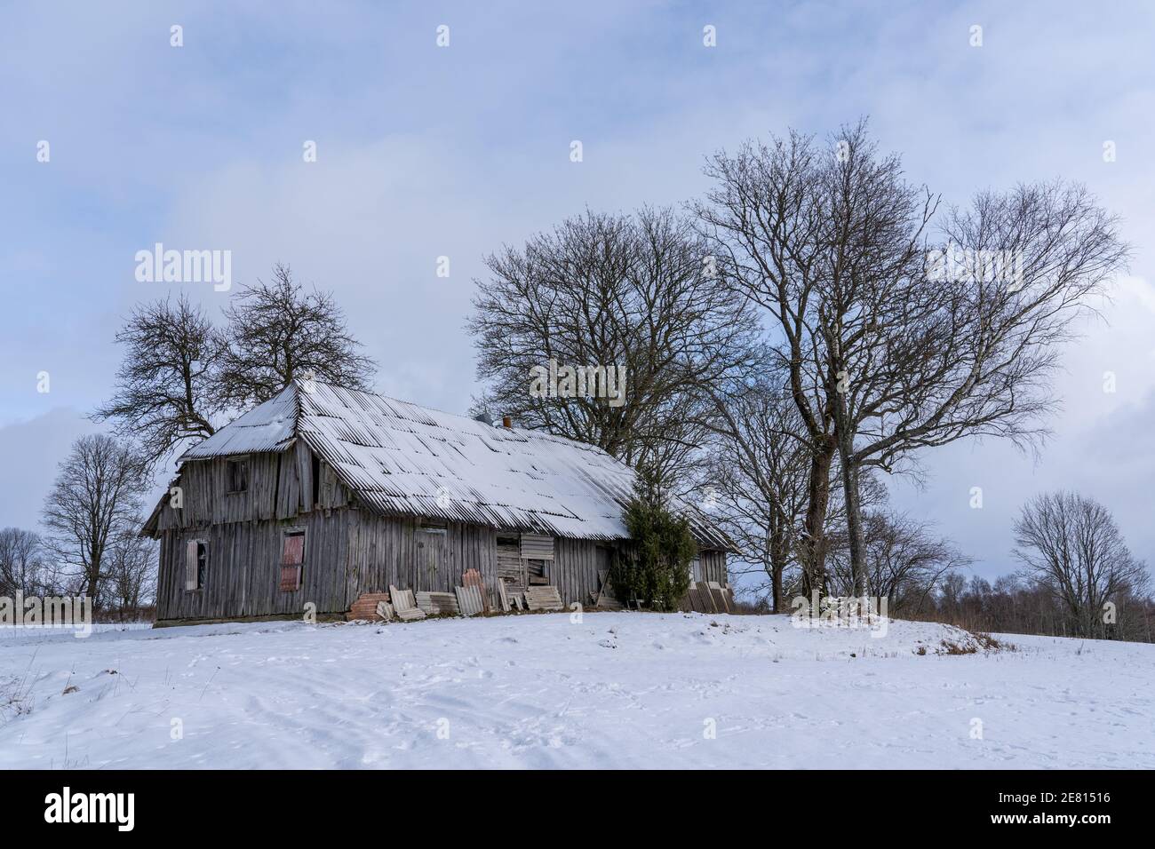 Villaggio abbandonato di legno di case di campagna da tempi antichi. Foto Stock