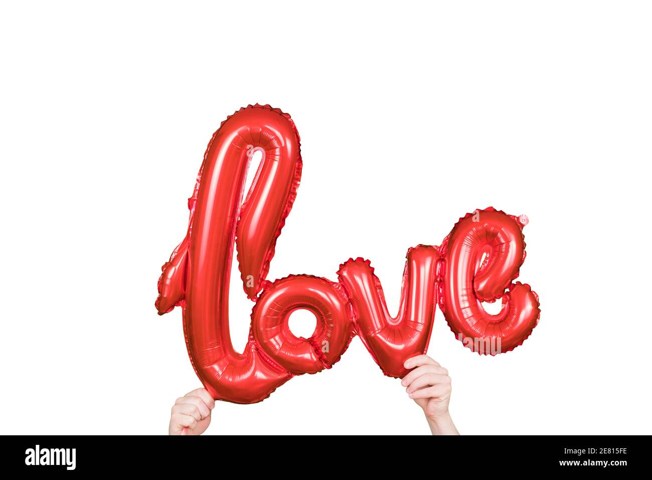 Rosso oro parola AMORE fatto di palloncini gonfiabili in mani isolato su sfondo bianco. Le lettere rosse del pallone di alluminio, concetto di romanticismo, San Valentino Foto Stock