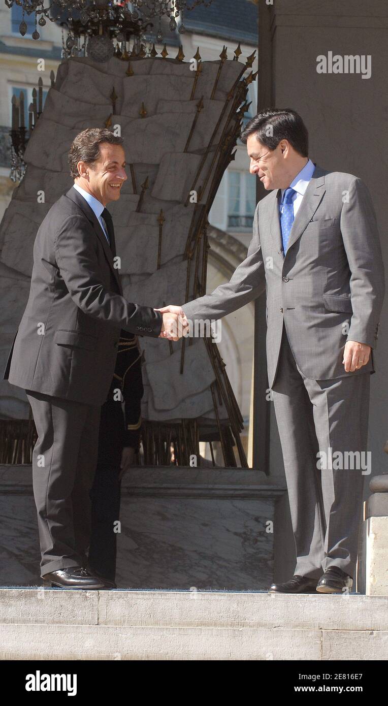 Il presidente francese Nicolas Sarkozy stringe le mani con il suo primo ministro Francois Fillon prima dell'annoncemento del nuovo governo nel cortile dell'Elysee a Parigi, in Francia, il 18 maggio 2007. Il nuovo governo nominato dal presidente Nicolas Sarkozy dovrebbe attuare rapidamente una serie di misure per ridurre le tasse, mantenere i treni in funzione durante gli scioperi e rilassare la settimana lavorativa di 35 ore della Francia. Foto di Christophe Guibbaud/ ABACAPRESS.COM Foto Stock