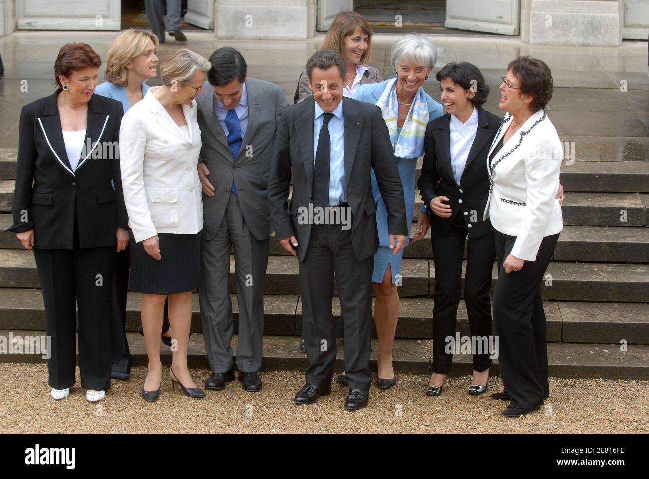 Il presidente francese Nicolas Sarkozy (C) e il primo ministro Francois Fillon (4th L) si pongono con le sette donne del governo dopo il loro primo incontro di gabinetto al palazzo Elysee a Parigi. (Da L) Ministro della Salute, dello Sport e della Gioventù Roselyne Bachelot, Ministro degli interni Michele Alliot-Marie, Ministro della Cultura e delle Comunicazioni e portavoce del governo Christine Albanel, Ministro dell'Istruzione superiore Valerie Pecresse, Ministro dell'Agricoltura e della pesca Christine Lagarde, Ministro della Giustizia Rachida dati e Ministro degli alloggi e dell'Urbanismo Christine Boutin, a Parigi, Francia, il 18 maggio; 2007. Foto di Christstop Foto Stock