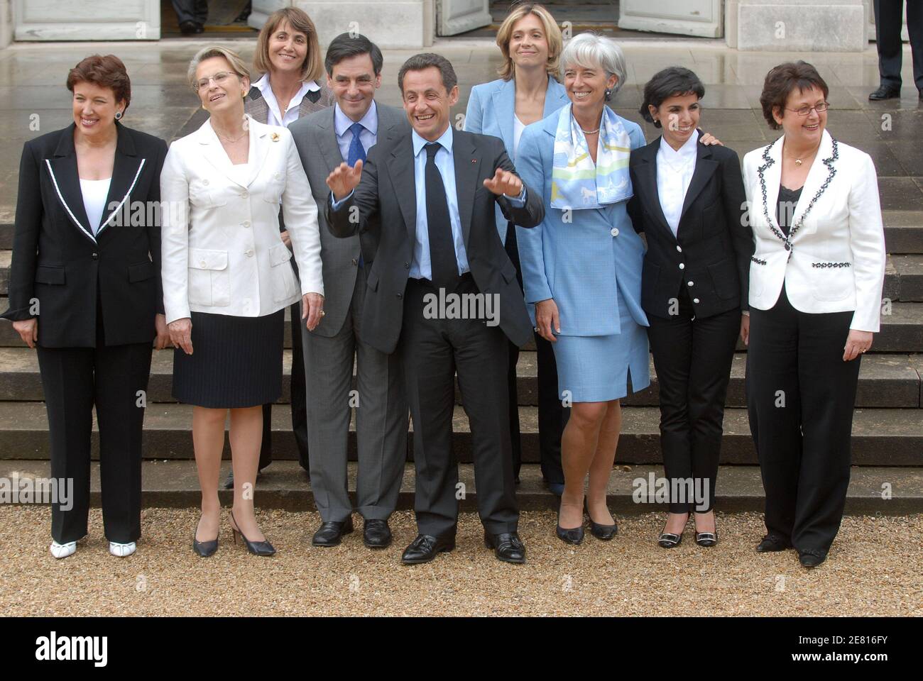 Il presidente francese Nicolas Sarkozy (C) e il primo ministro Francois Fillon (4th L) si pongono con le sette donne del governo dopo il loro primo incontro di gabinetto al palazzo Elysee a Parigi. (Da L) Ministro della Salute, dello Sport e della Gioventù Roselyne Bachelot, Ministro degli interni Michele Alliot-Marie, Ministro della Cultura e delle Comunicazioni e portavoce del governo Christine Albanel, Ministro dell'Istruzione superiore Valerie Pecresse, Ministro dell'Agricoltura e della pesca Christine Lagarde, Ministro della Giustizia Rachida dati e Ministro degli alloggi e dell'Urbanismo Christine Boutin, a Parigi, Francia, il 18 maggio; 2007. Foto di Christstop Foto Stock