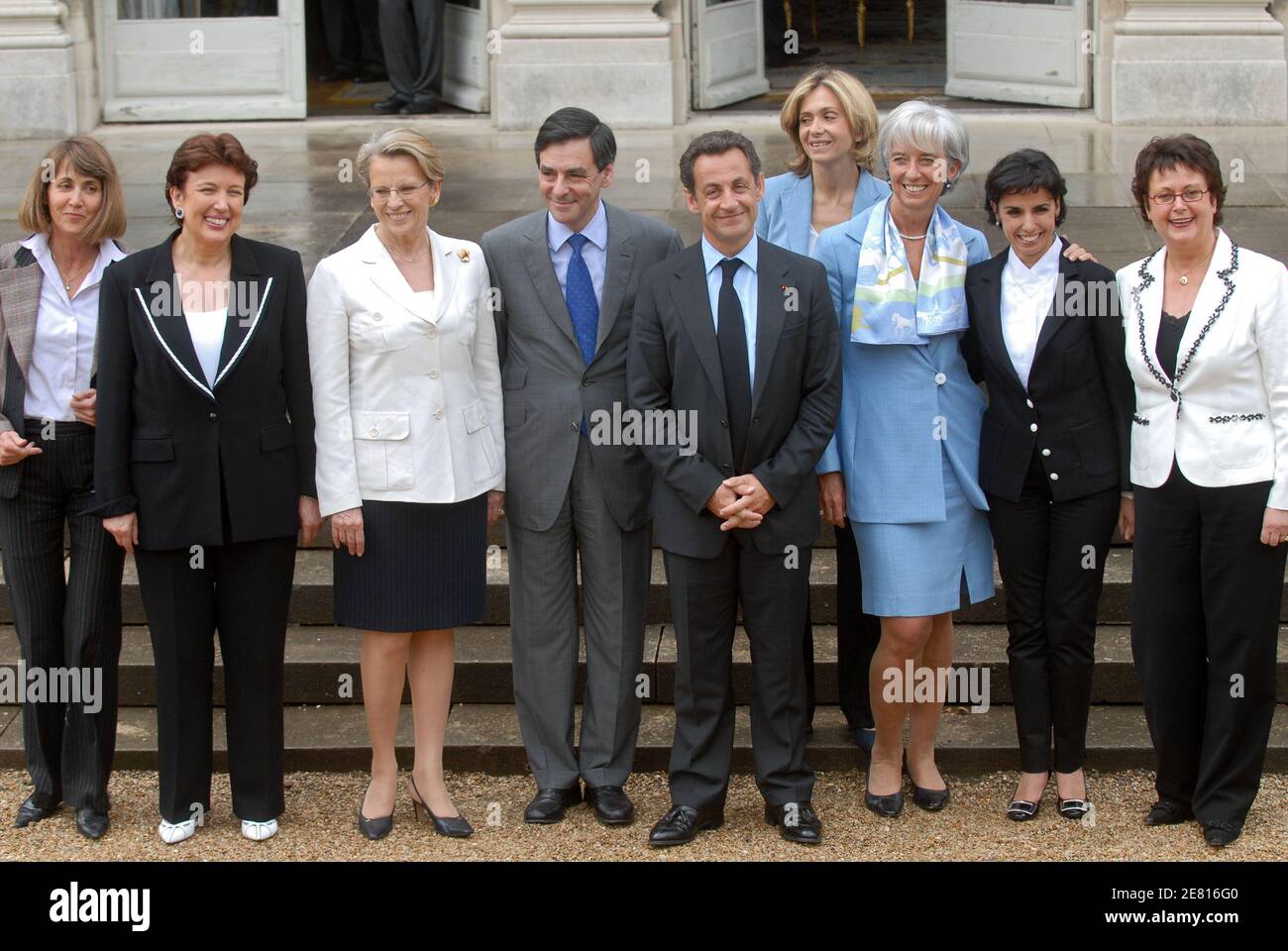 Il presidente francese Nicolas Sarkozy (C) e il primo ministro Francois Fillon (4th L) si pongono con le sette donne del governo dopo il loro primo incontro di gabinetto al palazzo Elysee a Parigi. (Da L) Ministro della Salute, dello Sport e della Gioventù Roselyne Bachelot, Ministro degli interni Michele Alliot-Marie, Ministro della Cultura e delle Comunicazioni e portavoce del governo Christine Albanel, Ministro dell'Istruzione superiore Valerie Pecresse, Ministro dell'Agricoltura e della pesca Christine Lagarde, Ministro della Giustizia Rachida dati e Ministro degli alloggi e dell'Urbanismo Christine Boutin, a Parigi, Francia, il 18 maggio; 2007. Foto di Christstop Foto Stock