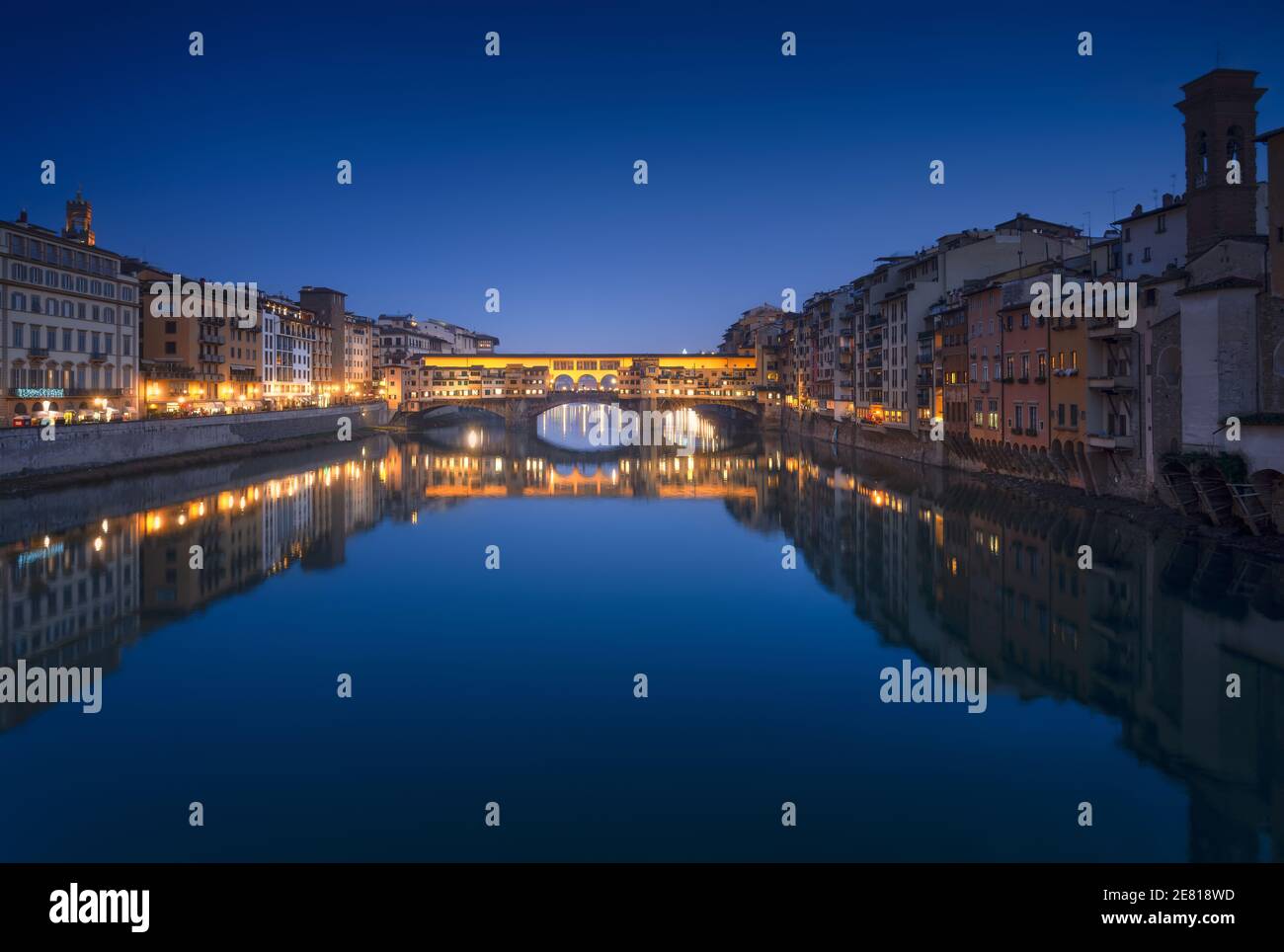 Ponte Vecchio e fiume Arno a Firenze al tramonto. Ora blu. Toscana, Italia, Europa. Foto Stock