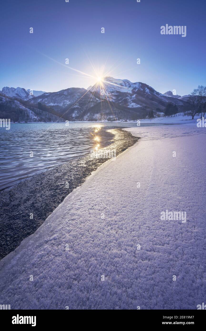 Lago di Gramolazzo e neve nelle montagne Apuane in inverno al tramonto. Ultima luce. Garfagnana, Toscana, Italia, Europa. Foto Stock