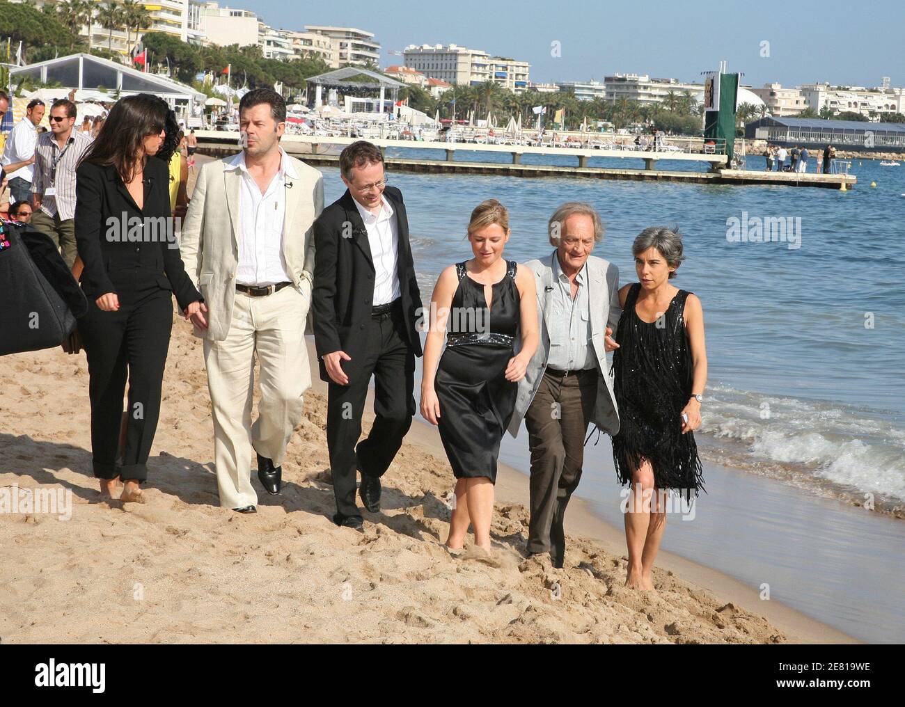 ESCLUSIVO. Eric Naulleau, Thierry Cheze, Marion Ruggieri, Elisabeth Quin, Phillippe Tesson e Anne-Elisabeth Lemoine del primo show televisivo di Parigi CA Balance A Paris sulla Noga Hilton Beach durante il 60° Festival di Cannes il 19 maggio 2007. Foto di Denis Guignebourg/ABACAPRESS.COM Foto Stock