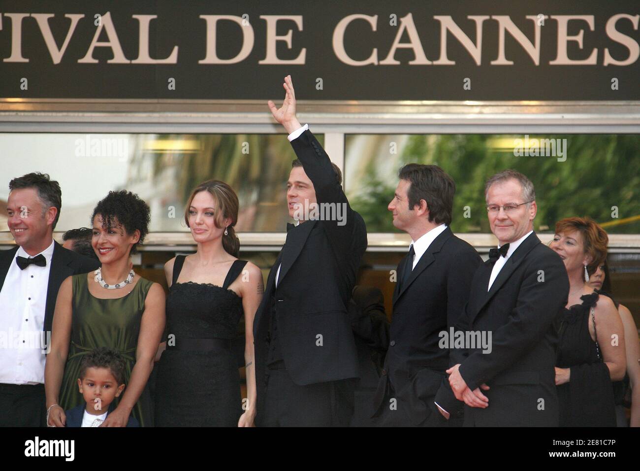 "(da L a R) Michael Winterbottom, Mariane Pearl e suo figlio Adam, Angelina Jolie, Brad Pitt e Dan Futterman camminano sul tappeto rosso del Palais des Festivals di Cannes, 21 maggio 2007, Per una proiezione di gala del film del regista britannico Michael Winterbottom ''A Mighty Heart'' presentato fuori concorso al 60° Festival di Cannes. Angelina Jolie, co-produttore di Brad Pitt, suona la vedova del reporter di Slain Wall Street Journal Daniel Pearl. Il film è dedicato al rapimento e all'omicidio di Pearl in Pakistan nel 2002, mentre si sta studiando una storia sui militanti islamici. Foto di Hahn-Nebinger-Orban/ABA Foto Stock