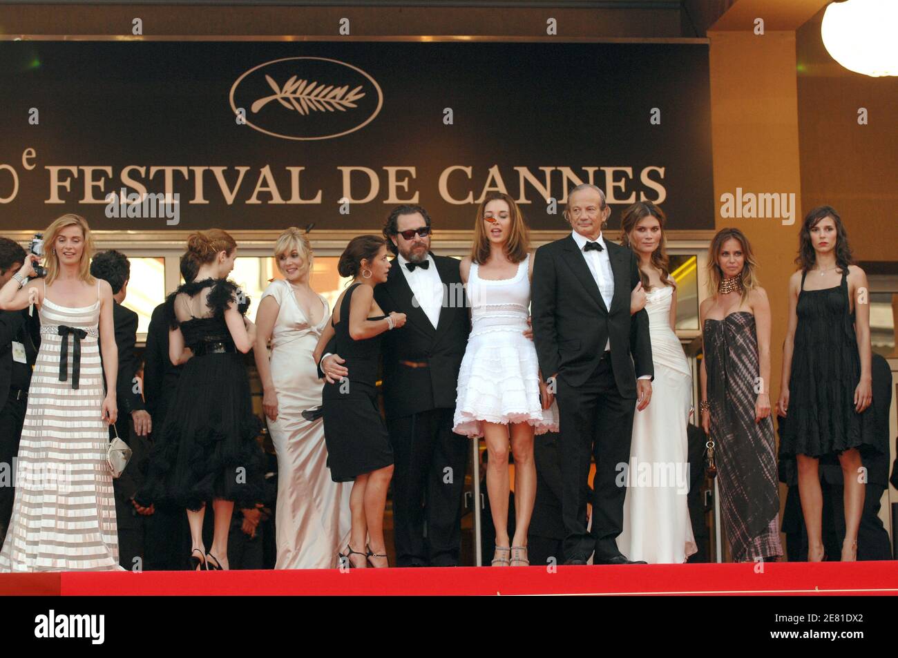 Attrici francesi Emma de Caunes, Marina Hands ed Emmanuelle Seigner, regista Julian Schnabel, attrice canadese Marie-Josee Croze, attrice francese Anne Consigny, attrice statunitense Olatz Lopez Garmendia e attrice francese Agathe de la Fontaine pongono per fotografi sul tappeto rosso del Palais des Festivals a Cannes, Francia, maggio 22, 2007, per la proiezione di gala del film del regista statunitense Julian Schnabel le Scaphandre et le Papillon (la Campana delle Immersioni e la farfalla), presentato in concorso al 60° Festival Internazionale del Cinema di Cannes. Il film è di Elle France redattore Jean-Dominique Bauby, wh Foto Stock