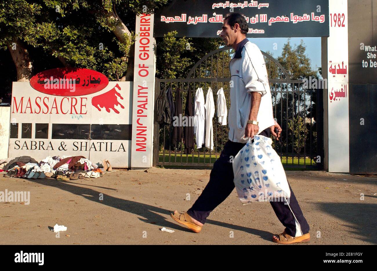 Memoriale per il massacro di Sabra e Shatila all'ingresso del campo profughi palestinese il 29 novembre 2006, a ovest di Beirut, Libano. Il massacro di Sabra e Shatila è stato effettuato nel settembre 1982 da un gruppo di milizie libanesi contro i campi profughi palestinesi di Sabra e Shatila. Il numero delle vittime del massacro è stimato a 700-3500. Foto di Jules Motte/ABACAPRESS.COM Foto Stock