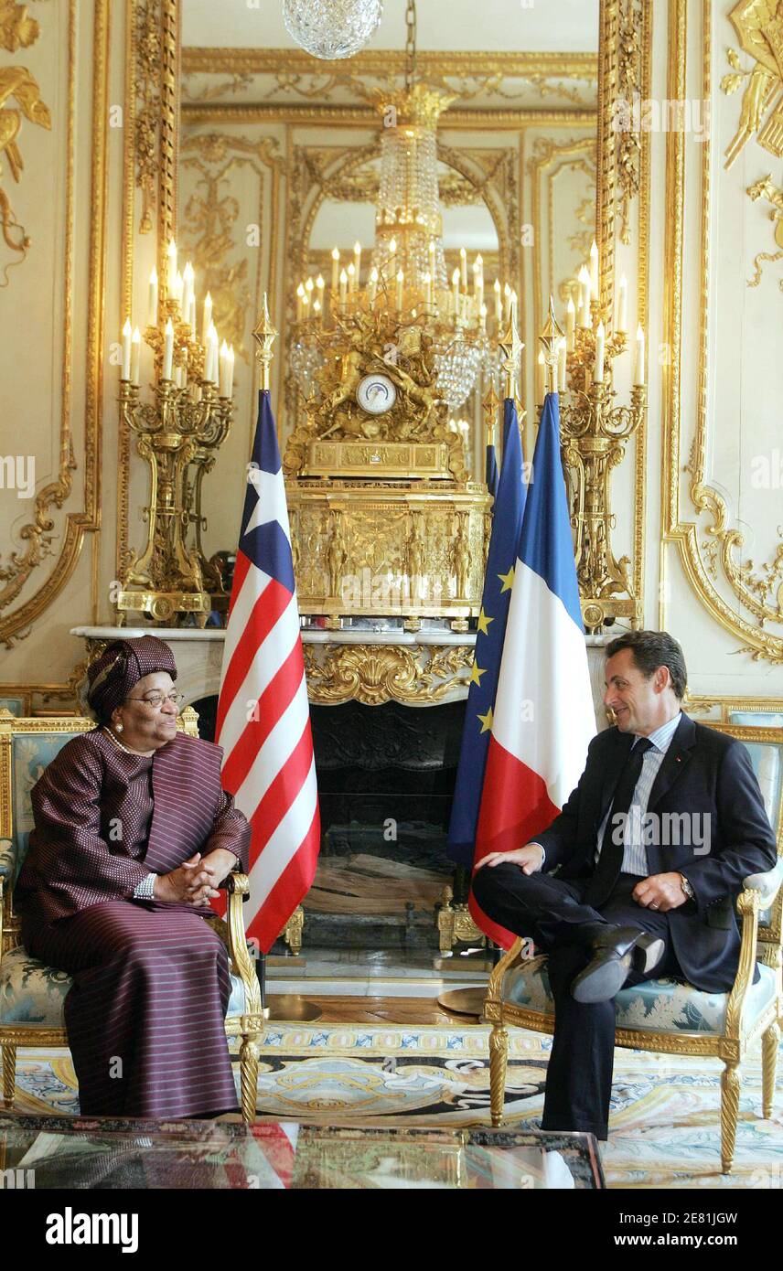 Il presidente francese Nicolas Sarkozy riceve il presidente della Liberia Ellen Johnson Sirleaf presso l'Elysee Place di Parigi, Francia, il 24 maggio 2007. Il presidente neoinaugurato Nicolas Sarkozy ha discusso degli aiuti allo sviluppo e della riduzione del debito durante una breve visita con il presidente liberiano Ellen Johnson Sirleaf. Foto di Tom Haley/Pool/ABACAPRESS.COM Foto Stock