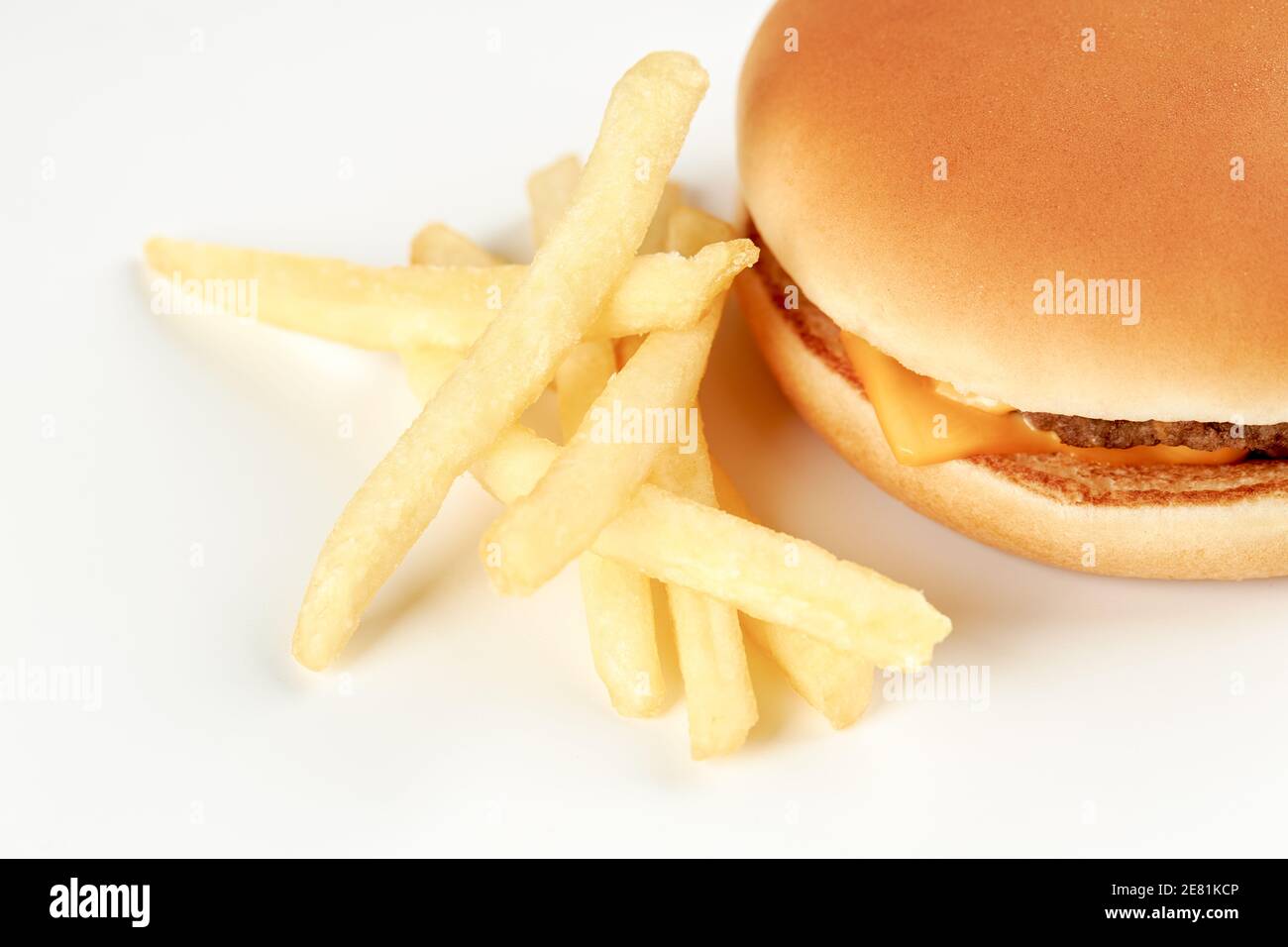 un fresco e gustoso cheeseburger isolato su sfondo bianco. fast food Foto Stock