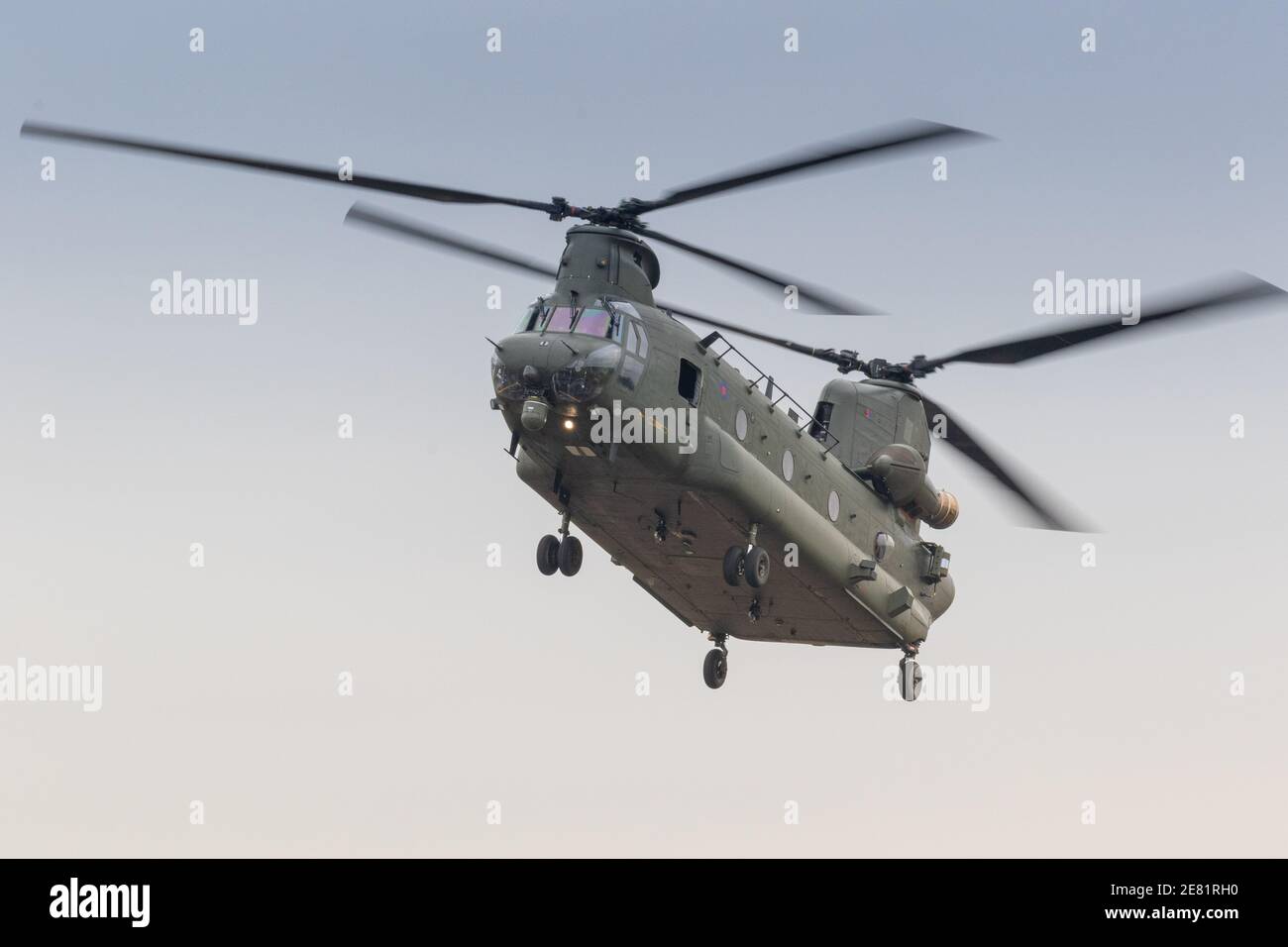 Fairford, Regno Unito - 15 luglio 2017: Un elicottero RAF Chinook in volo Foto Stock