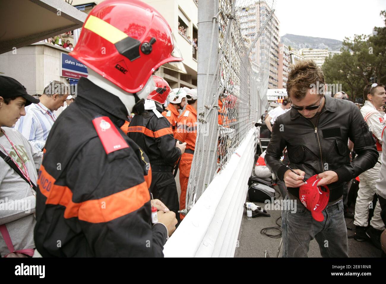L'attore Jude Law attraversa la corsia di pedalata prima del Gran Premio di Monaco a Montecarlo, Monaco, domenica 27 maggio 2007. Foto di Hahn-Nebinger-Orban/ABACAPRESS.COM Foto Stock