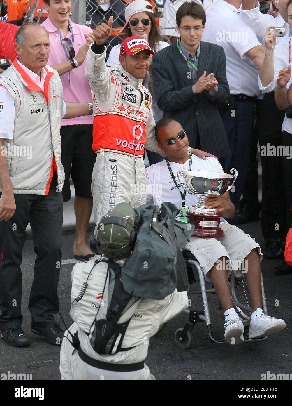 Il rookie britannico di Formula uno Lewis Hamilton della McLaren Mercedes con suo fratello dopo il Gran Premio di Monaco a Monte-Carlo, Monaco, il 27 maggio 2007. Alonso vince davanti ad Hamilton e massa. Foto di Frederic Nebinger/Cameleon/ABACAPRESS.COM Foto Stock