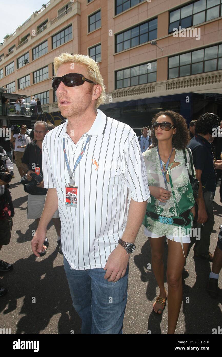 L'ex tennista tedesco Boris Becker (l) e la sua fidanzata Sharlely Kerssenberg camminano attraverso la corsia di marcia prima del Gran Premio di Monaco a Monte Carlo, Monaco, domenica 27 maggio 2007. Foto di Frederic Nebinger/ABACAPRESS.COM Foto Stock