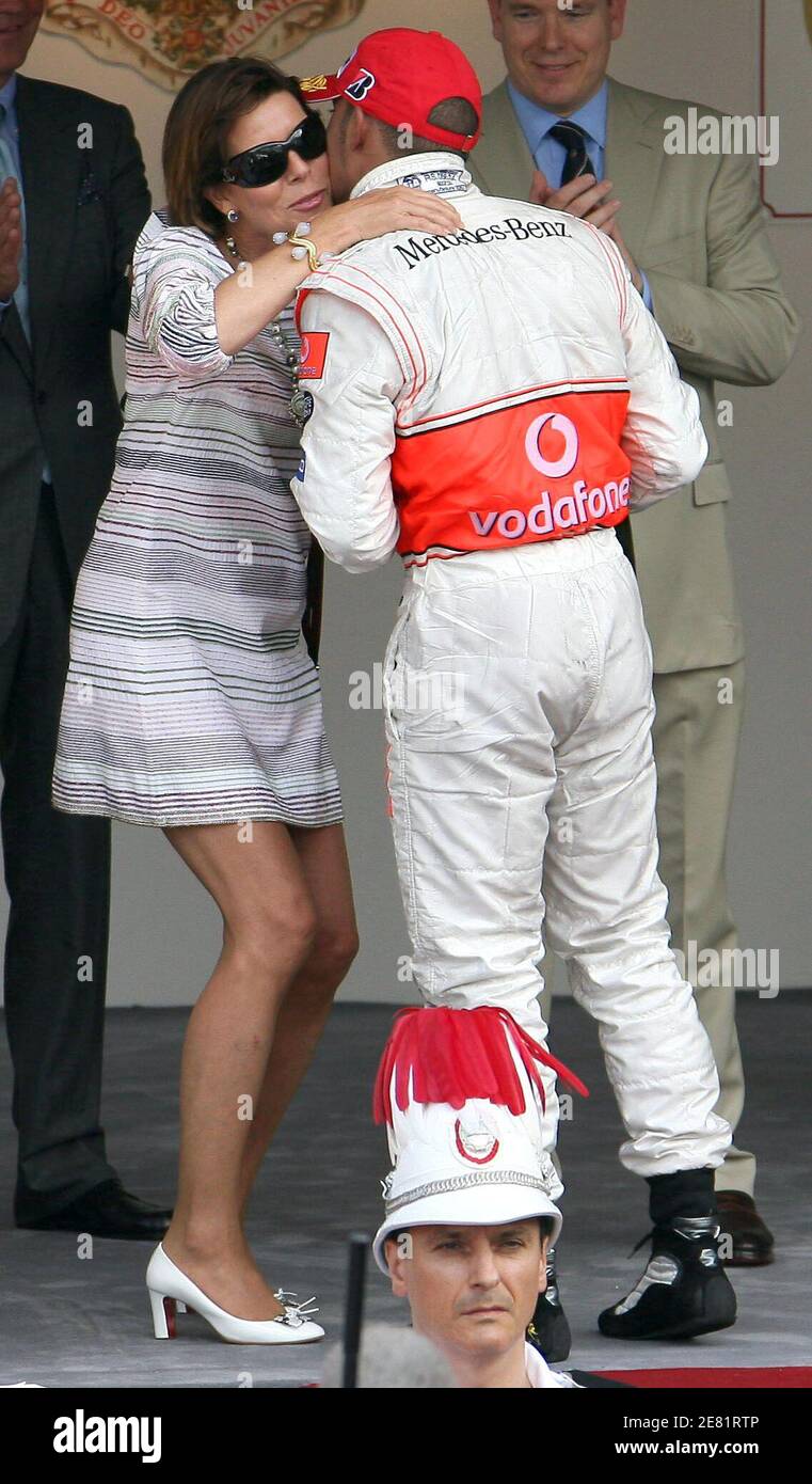 La principessa Caroline di Monaco con il pilota britannico di Formula uno Lewis Hamilton della McLaren Mercedes ha ritratto sul podio dopo il Gran Premio di Monaco a Monte Carlo, Monaco, il 27 maggio 2007. Alonso vince davanti ad Hamilton e massa. Foto di Frederic Nebinger/ABACAPRESS.COM Foto Stock