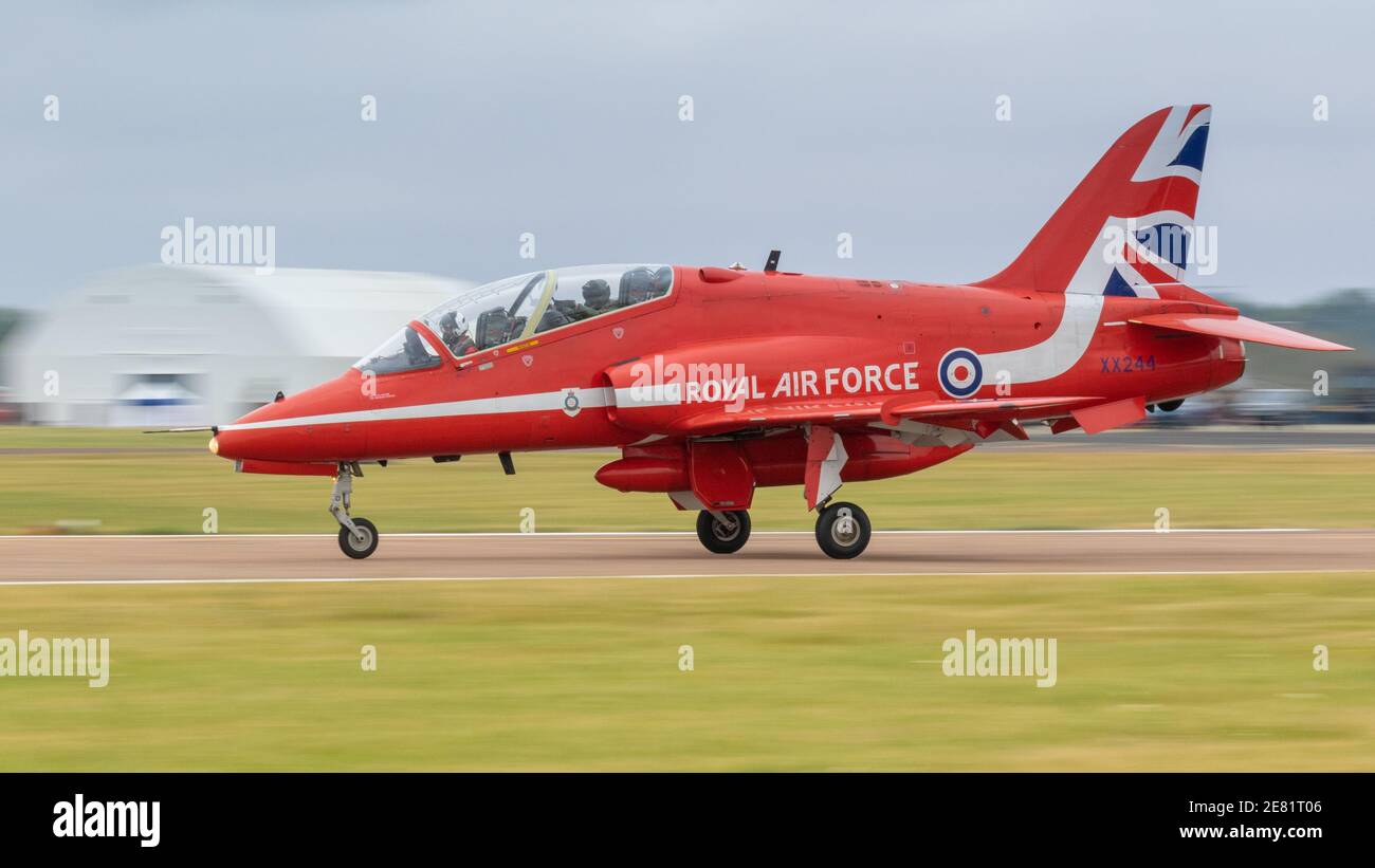 Fairford, Regno Unito - 15 luglio 2017: Un aereo RAF Red Arrows Hawk Jet atterrando alla velocità Foto Stock
